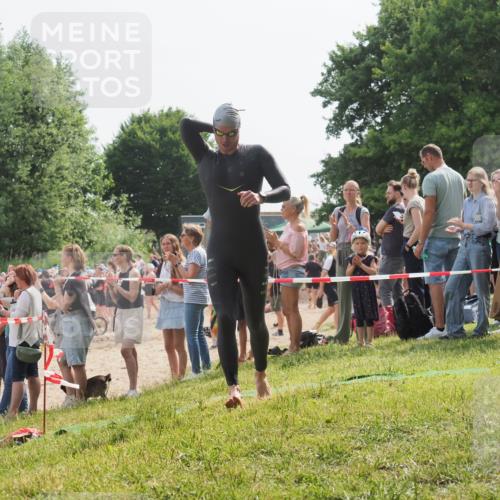 15.06.2025 - 27. Vierlanden-Triathlon KatJ http://msf.ph/oto/8004098 15.06.2025 10:03:21 Schwimmen 406 meine-sportfotos.de