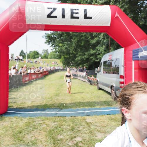 21.06.2025 - 27. Vierlanden-Triathlon MichiJ http://msf.ph/oto/8004099 15.06.2026 11:28:10 Ziel 193, 491, 585 meine-sportfotos.de