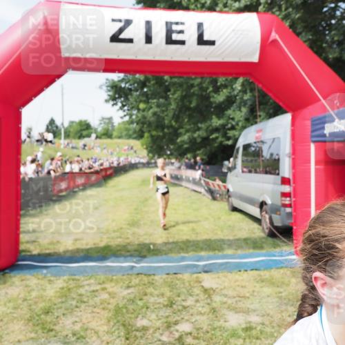 21.06.2025 - 27. Vierlanden-Triathlon MichiJ http://msf.ph/oto/8004104 15.06.2026 11:28:10 Ziel 193, 491, 585 meine-sportfotos.de