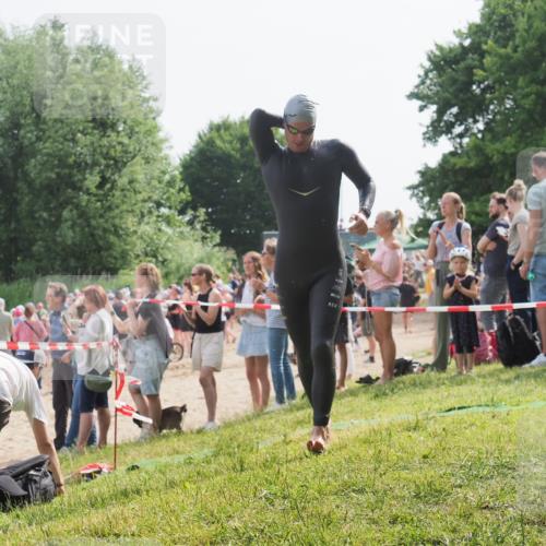 15.06.2025 - 27. Vierlanden-Triathlon KatJ http://msf.ph/oto/8004114 15.06.2025 10:03:21 Schwimmen 406 meine-sportfotos.de