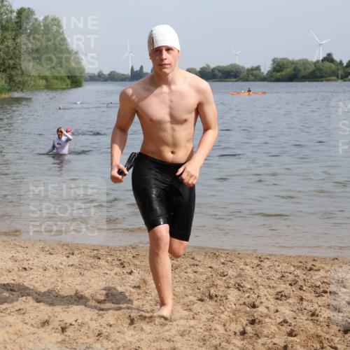 15.06.2025 - 27. Vierlanden-Triathlon Lena Gebhardt http://msf.ph/oto/8004131 15.06.2025 09:58:16 Schwimmen 289, 321, 360 meine-sportfotos.de