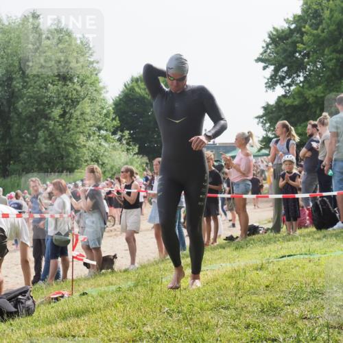 15.06.2025 - 27. Vierlanden-Triathlon KatJ http://msf.ph/oto/8004137 15.06.2025 10:03:22 Schwimmen 406 meine-sportfotos.de