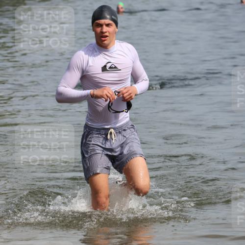 15.06.2025 - 27. Vierlanden-Triathlon Lena Gebhardt http://msf.ph/oto/8004140 15.06.2025 09:58:24 Schwimmen 345, 360 meine-sportfotos.de