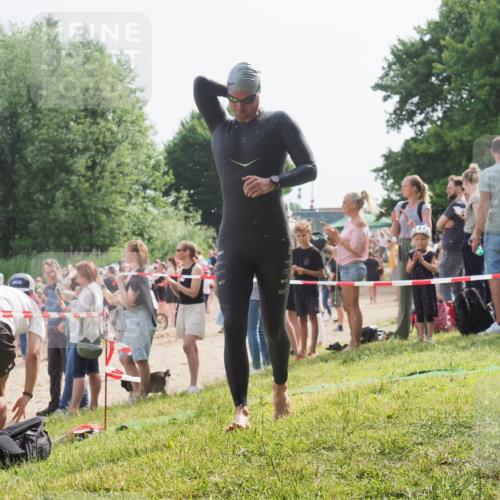 15.06.2025 - 27. Vierlanden-Triathlon KatJ http://msf.ph/oto/8004141 15.06.2025 10:03:22 Schwimmen 406 meine-sportfotos.de
