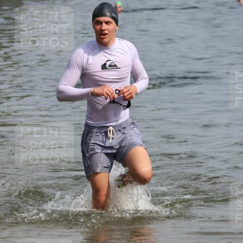 15.06.2025 - 27. Vierlanden-Triathlon Lena Gebhardt http://msf.ph/oto/8004149 15.06.2025 09:58:24 Schwimmen 345, 360 meine-sportfotos.de
