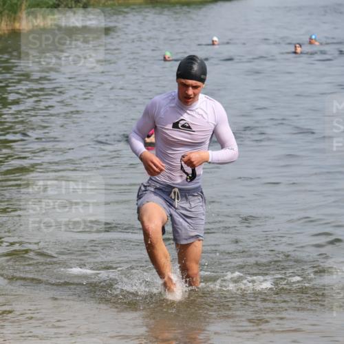 15.06.2025 - 27. Vierlanden-Triathlon Lena Gebhardt http://msf.ph/oto/8004161 15.06.2025 09:58:25 Schwimmen 345, 360 meine-sportfotos.de