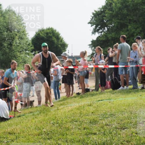 15.06.2025 - 27. Vierlanden-Triathlon KatJ http://msf.ph/oto/8004165 15.06.2025 10:03:42 Schwimmen 377, 425, 432, 439 meine-sportfotos.de