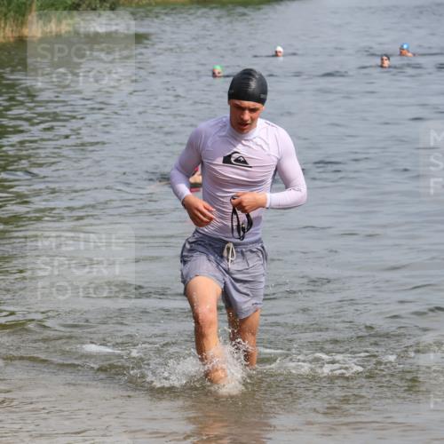 15.06.2025 - 27. Vierlanden-Triathlon Lena Gebhardt http://msf.ph/oto/8004172 15.06.2025 09:58:25 Schwimmen 345, 360 meine-sportfotos.de