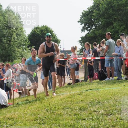 15.06.2025 - 27. Vierlanden-Triathlon KatJ http://msf.ph/oto/8004175 15.06.2025 10:03:43 Schwimmen 377, 425, 432, 439 meine-sportfotos.de