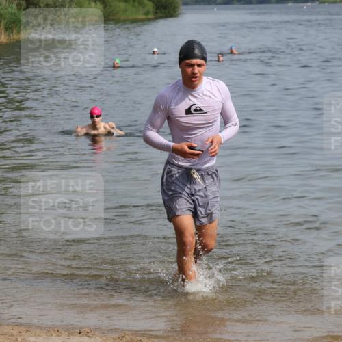 15.06.2025 - 27. Vierlanden-Triathlon Lena Gebhardt http://msf.ph/oto/8004184 15.06.2025 09:58:26 Schwimmen 345, 360 meine-sportfotos.de