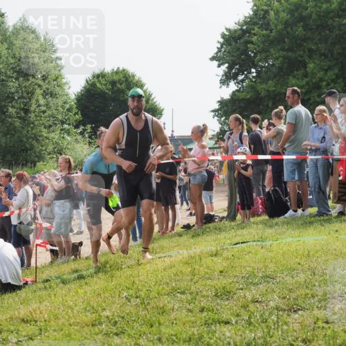 15.06.2025 - 27. Vierlanden-Triathlon KatJ http://msf.ph/oto/8004188 15.06.2025 10:03:43 Schwimmen 377, 425, 432, 439 meine-sportfotos.de