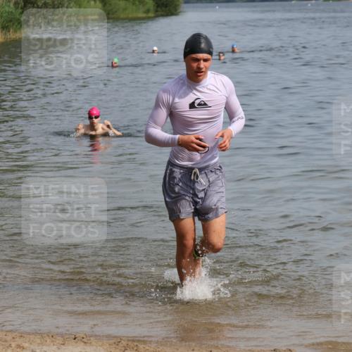 15.06.2025 - 27. Vierlanden-Triathlon Lena Gebhardt http://msf.ph/oto/8004196 15.06.2025 09:58:26 Schwimmen 345, 360 meine-sportfotos.de