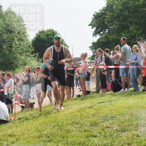 15.06.2025 - 27. Vierlanden-Triathlon KatJ http://msf.ph/oto/8004202 15.06.2025 10:03:43 Schwimmen 377, 425, 432, 439 meine-sportfotos.de