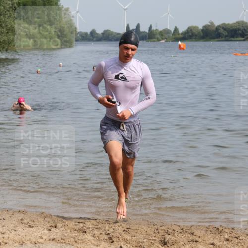 15.06.2025 - 27. Vierlanden-Triathlon Lena Gebhardt http://msf.ph/oto/8004211 15.06.2025 09:58:27 Schwimmen 345 meine-sportfotos.de