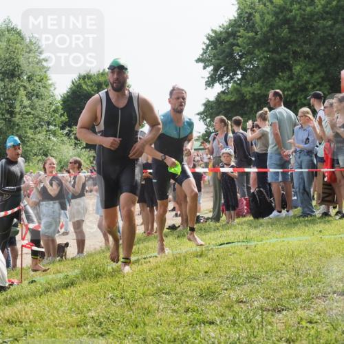 15.06.2025 - 27. Vierlanden-Triathlon KatJ http://msf.ph/oto/8004218 15.06.2025 10:03:44 Schwimmen 377, 425, 432, 439 meine-sportfotos.de