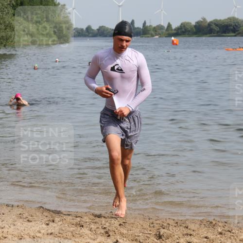 15.06.2025 - 27. Vierlanden-Triathlon Lena Gebhardt http://msf.ph/oto/8004221 15.06.2025 09:58:27 Schwimmen 345 meine-sportfotos.de