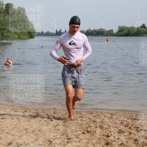 15.06.2025 - 27. Vierlanden-Triathlon Lena Gebhardt http://msf.ph/oto/8004237 15.06.2025 09:58:28 Schwimmen 345 meine-sportfotos.de