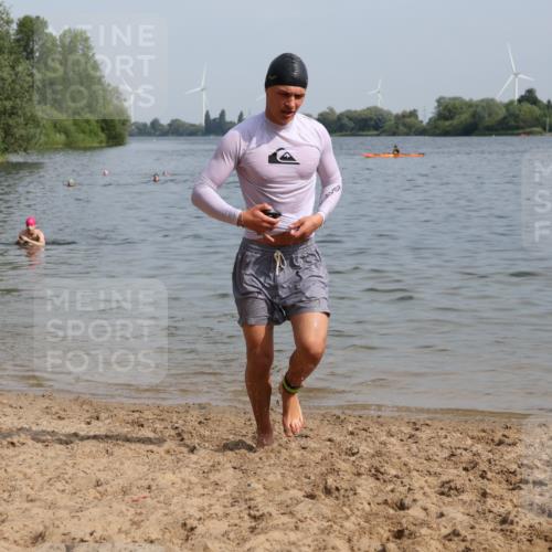 15.06.2025 - 27. Vierlanden-Triathlon Lena Gebhardt http://msf.ph/oto/8004239 15.06.2025 09:58:28 Schwimmen 345 meine-sportfotos.de