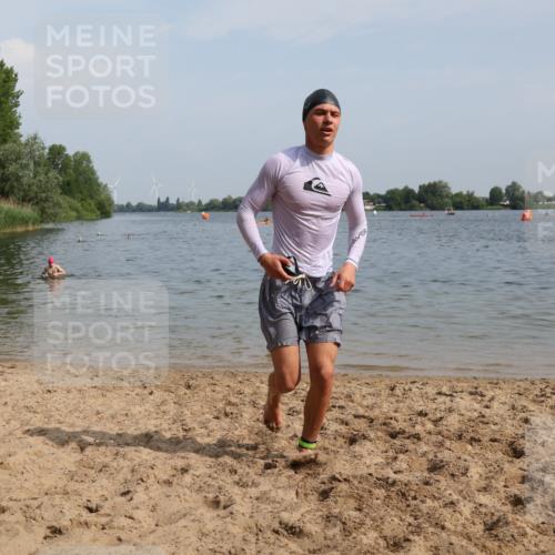 15.06.2025 - 27. Vierlanden-Triathlon Lena Gebhardt http://msf.ph/oto/8004247 15.06.2025 09:58:29 Schwimmen 345 meine-sportfotos.de