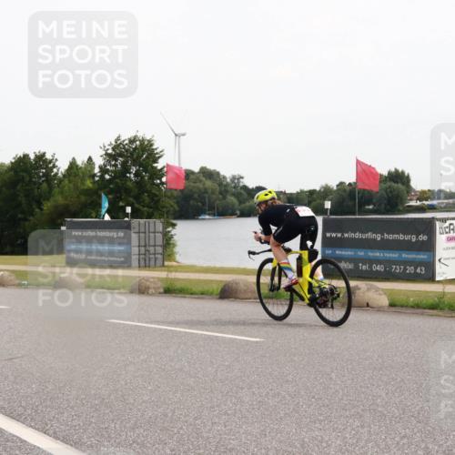 15.06.2025 - 27. Vierlanden-Triathlon H.Heesch http://msf.ph/oto/8004255 15.06.2025 10:32:57 Radfahren 145, 307, 342 meine-sportfotos.de