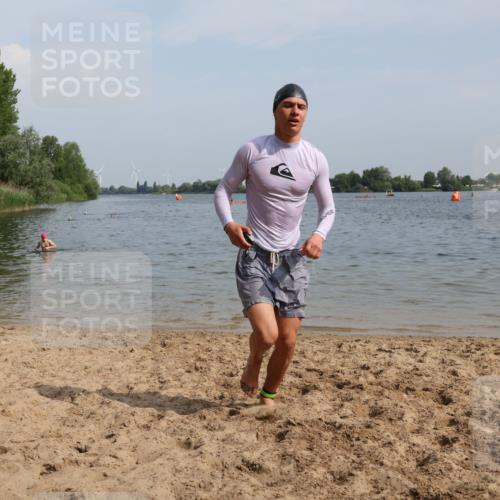 15.06.2025 - 27. Vierlanden-Triathlon Lena Gebhardt http://msf.ph/oto/8004257 15.06.2025 09:58:29 Schwimmen 345 meine-sportfotos.de