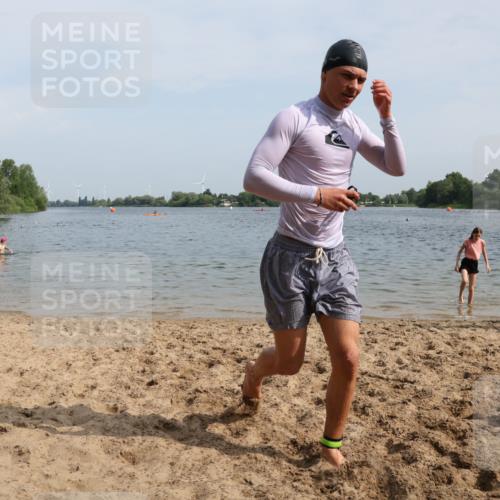 15.06.2025 - 27. Vierlanden-Triathlon Lena Gebhardt http://msf.ph/oto/8004260 15.06.2025 09:58:30 Schwimmen 345 meine-sportfotos.de