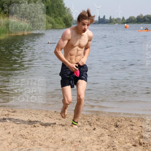 15.06.2025 - 27. Vierlanden-Triathlon Lena Gebhardt http://msf.ph/oto/8004295 15.06.2025 09:58:42 Schwimmen 269 meine-sportfotos.de