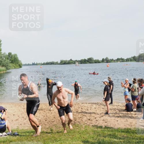 21.06.2025 - 27. Vierlanden-Triathlon MichiJ http://msf.ph/oto/8004297 15.06.2026 10:06:14 Schwimmen 369, 370, 381, 418, 447, 448, 455 meine-sportfotos.de