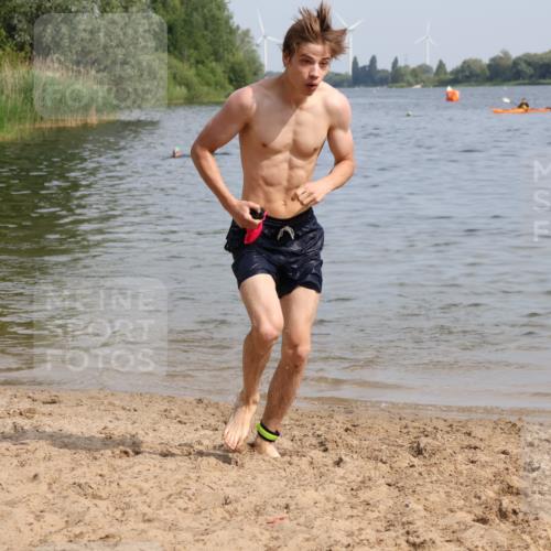 15.06.2025 - 27. Vierlanden-Triathlon Lena Gebhardt http://msf.ph/oto/8004302 15.06.2025 09:58:42 Schwimmen 269 meine-sportfotos.de