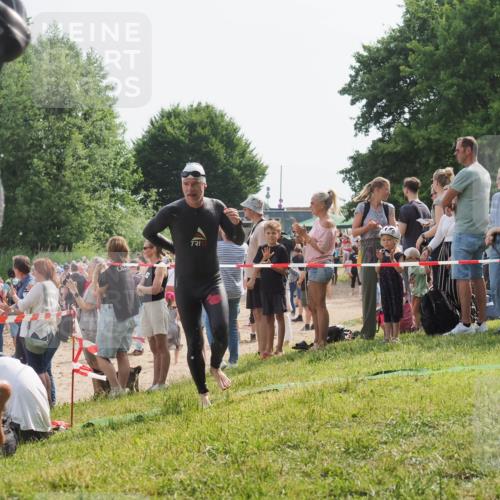 15.06.2025 - 27. Vierlanden-Triathlon KatJ http://msf.ph/oto/8004313 15.06.2025 10:03:47 Schwimmen 377, 425, 432, 436, 439 meine-sportfotos.de