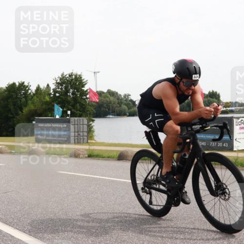 15.06.2025 - 27. Vierlanden-Triathlon H.Heesch http://msf.ph/oto/8004314 15.06.2025 10:33:26 Radfahren 59, 67, 100, 176, 326, 438 meine-sportfotos.de