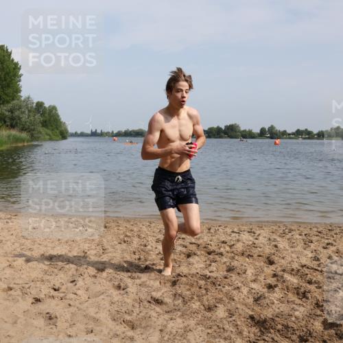 15.06.2025 - 27. Vierlanden-Triathlon Lena Gebhardt http://msf.ph/oto/8004318 15.06.2025 09:58:43 Schwimmen 269 meine-sportfotos.de