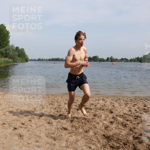 15.06.2025 - 27. Vierlanden-Triathlon Lena Gebhardt http://msf.ph/oto/8004324 15.06.2025 09:58:43 Schwimmen 269 meine-sportfotos.de