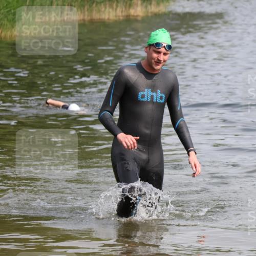 15.06.2025 - 27. Vierlanden-Triathlon Lena Gebhardt http://msf.ph/oto/8004328 15.06.2025 09:59:37 Schwimmen 266 meine-sportfotos.de