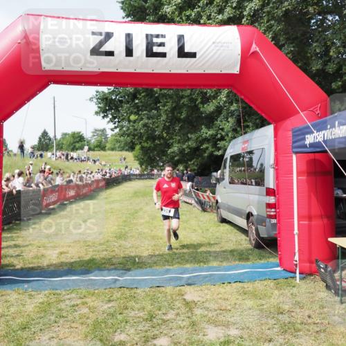 21.06.2025 - 27. Vierlanden-Triathlon MichiJ http://msf.ph/oto/8004331 15.06.2026 11:28:24 Ziel 296 meine-sportfotos.de