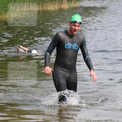 15.06.2025 - 27. Vierlanden-Triathlon Lena Gebhardt http://msf.ph/oto/8004337 15.06.2025 09:59:37 Schwimmen 266 meine-sportfotos.de