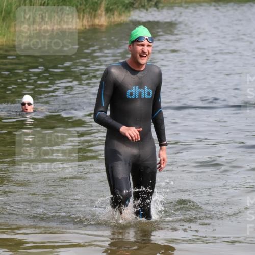 15.06.2025 - 27. Vierlanden-Triathlon Lena Gebhardt http://msf.ph/oto/8004340 15.06.2025 09:59:38 Schwimmen 266 meine-sportfotos.de