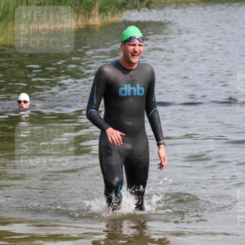 15.06.2025 - 27. Vierlanden-Triathlon Lena Gebhardt http://msf.ph/oto/8004347 15.06.2025 09:59:38 Schwimmen 266 meine-sportfotos.de