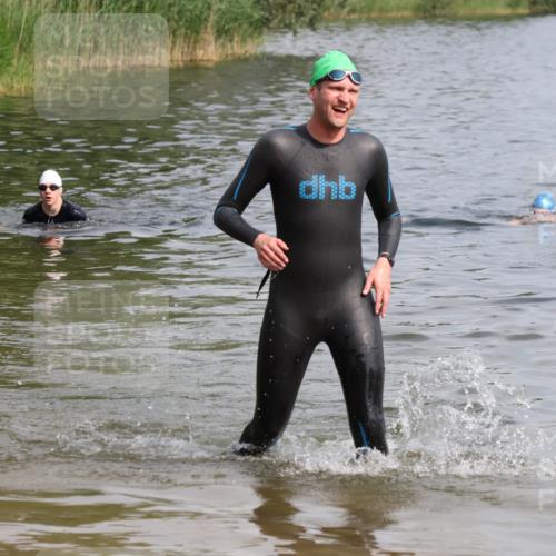 15.06.2025 - 27. Vierlanden-Triathlon Lena Gebhardt http://msf.ph/oto/8004350 15.06.2025 09:59:39 Schwimmen 266 meine-sportfotos.de
