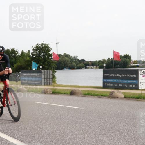 15.06.2025 - 27. Vierlanden-Triathlon H.Heesch http://msf.ph/oto/8004354 15.06.2025 10:33:46 Radfahren 75, 77, 322 meine-sportfotos.de