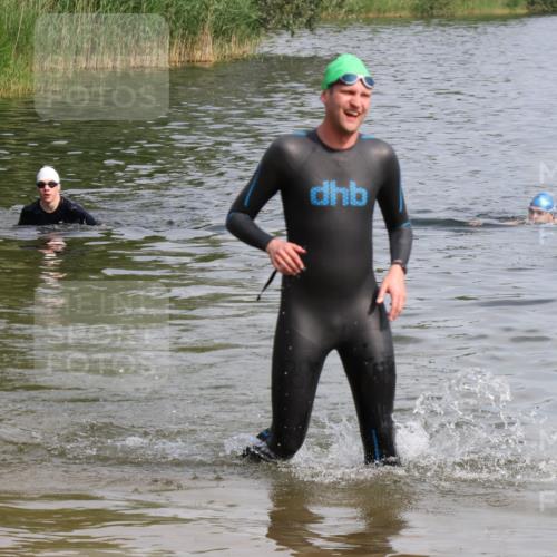15.06.2025 - 27. Vierlanden-Triathlon Lena Gebhardt http://msf.ph/oto/8004355 15.06.2025 09:59:39 Schwimmen 266 meine-sportfotos.de