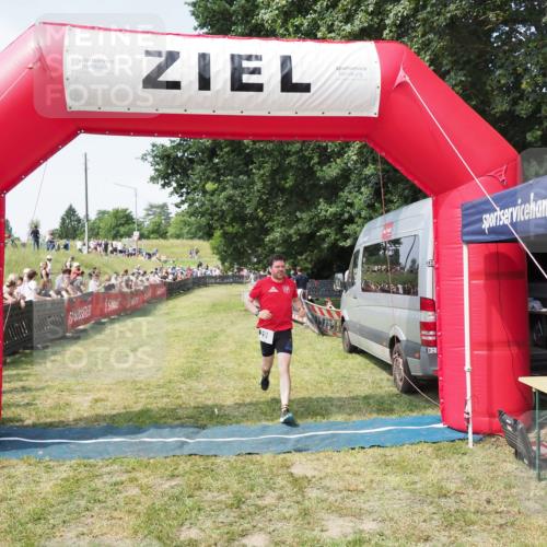 21.06.2025 - 27. Vierlanden-Triathlon MichiJ http://msf.ph/oto/8004357 15.06.2026 11:28:24 Ziel 296 meine-sportfotos.de