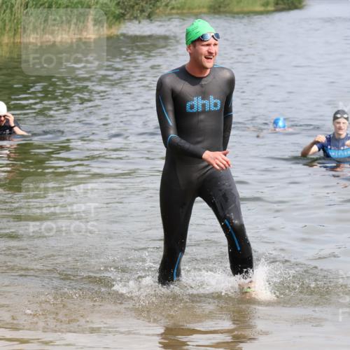 15.06.2025 - 27. Vierlanden-Triathlon Lena Gebhardt http://msf.ph/oto/8004359 15.06.2025 09:59:40 Schwimmen 266 meine-sportfotos.de