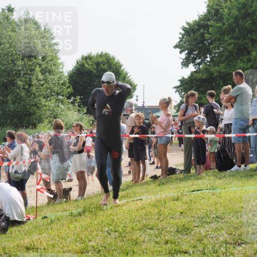 15.06.2025 - 27. Vierlanden-Triathlon KatJ http://msf.ph/oto/8004368 15.06.2025 10:03:47 Schwimmen 377, 425, 432, 436, 439 meine-sportfotos.de