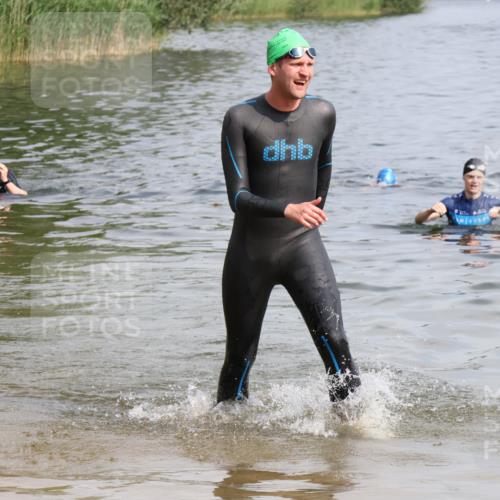 15.06.2025 - 27. Vierlanden-Triathlon Lena Gebhardt http://msf.ph/oto/8004369 15.06.2025 09:59:40 Schwimmen 266 meine-sportfotos.de