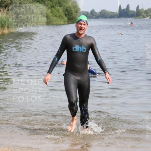 15.06.2025 - 27. Vierlanden-Triathlon Lena Gebhardt http://msf.ph/oto/8004373 15.06.2025 09:59:42 Schwimmen 266 meine-sportfotos.de