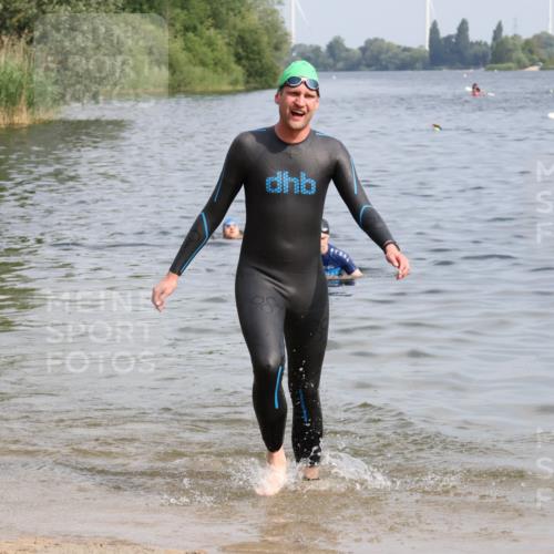15.06.2025 - 27. Vierlanden-Triathlon Lena Gebhardt http://msf.ph/oto/8004380 15.06.2025 09:59:42 Schwimmen 266 meine-sportfotos.de