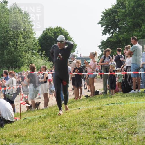 15.06.2025 - 27. Vierlanden-Triathlon KatJ http://msf.ph/oto/8004387 15.06.2025 10:03:47 Schwimmen 377, 425, 432, 436, 439 meine-sportfotos.de