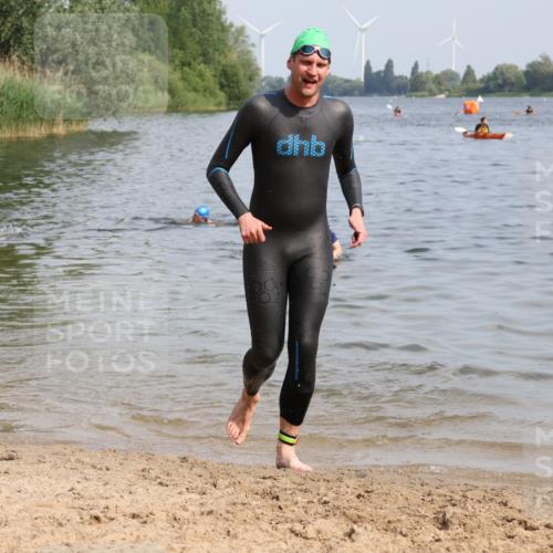 15.06.2025 - 27. Vierlanden-Triathlon Lena Gebhardt http://msf.ph/oto/8004391 15.06.2025 09:59:43 Schwimmen 266 meine-sportfotos.de