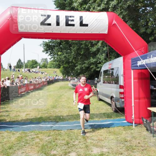 21.06.2025 - 27. Vierlanden-Triathlon MichiJ http://msf.ph/oto/8004397 15.06.2026 11:28:24 Ziel 296 meine-sportfotos.de